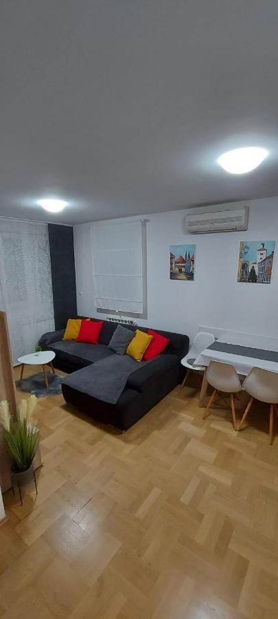 זאגרב Apartment With Garage Lavici מראה חיצוני תמונה