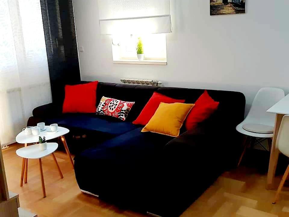 זאגרב Apartment With Garage Lavici מראה חיצוני תמונה