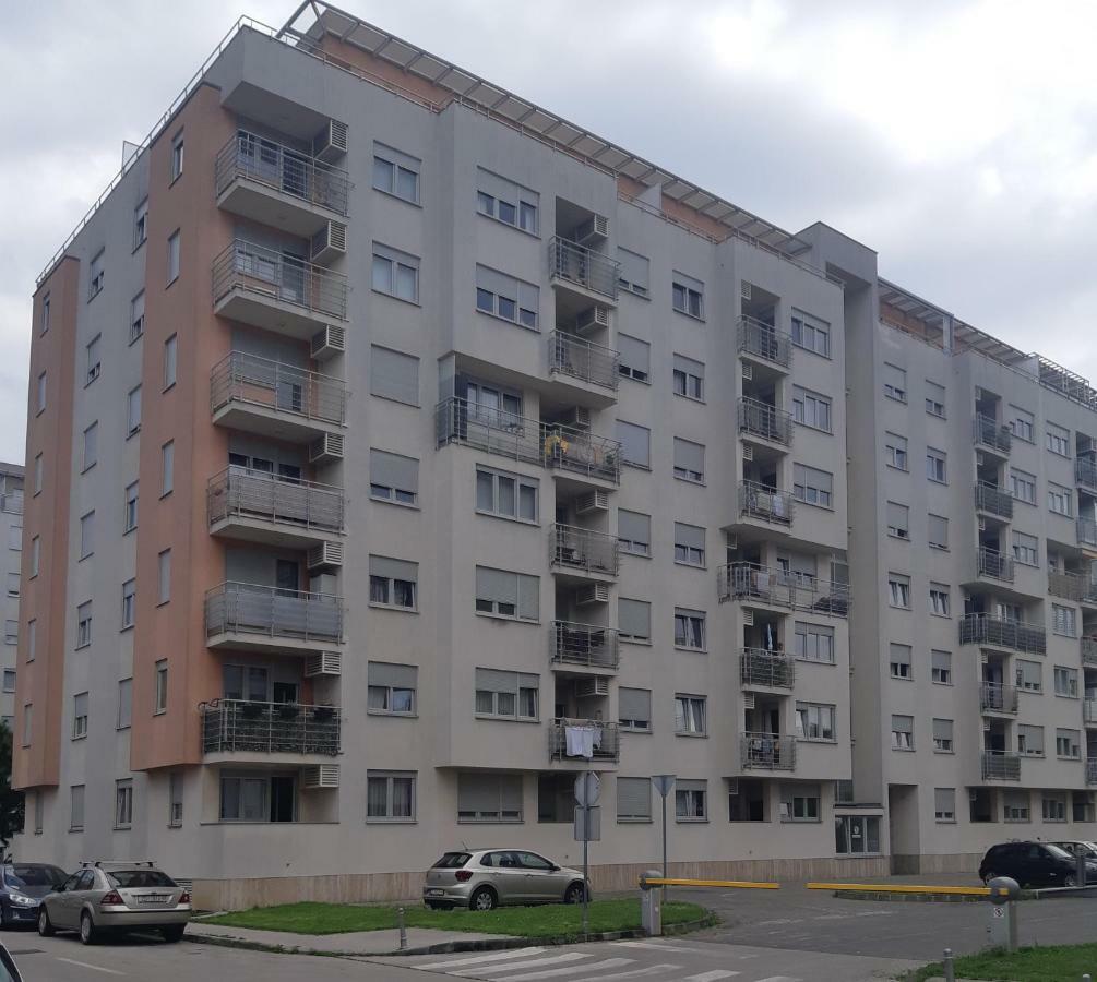 זאגרב Apartment With Garage Lavici מראה חיצוני תמונה