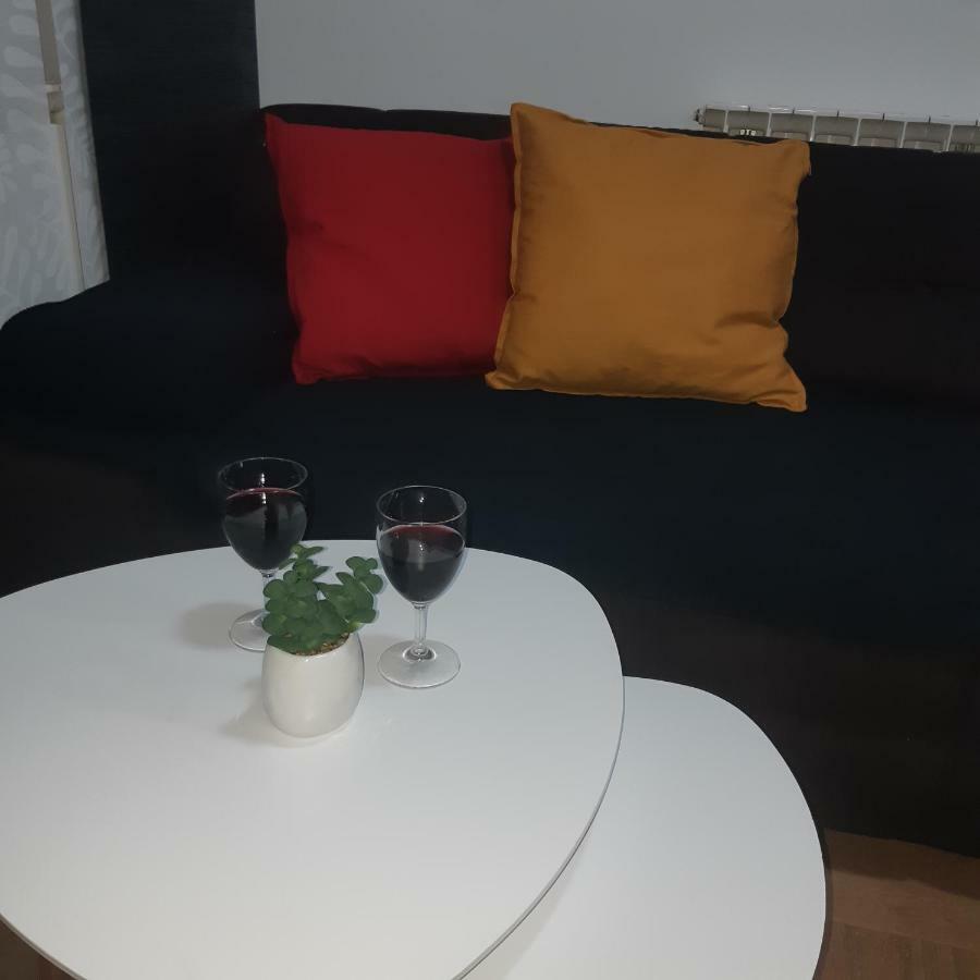 זאגרב Apartment With Garage Lavici מראה חיצוני תמונה